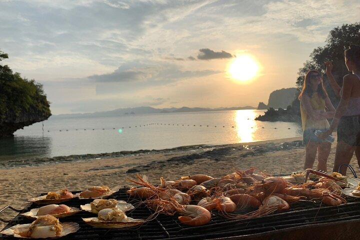 Cena al barbecue a buffet al tramonto a Krabi Hong Islands