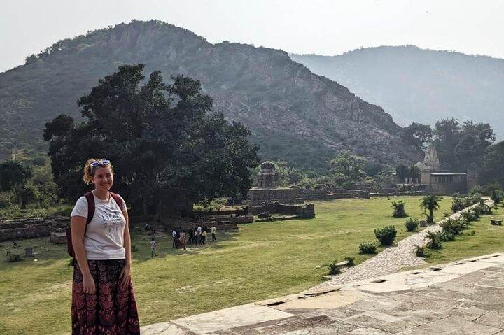 Abhaneri & Bhangarh Dagstur – Bil, Guide, Lunch & Aptempel