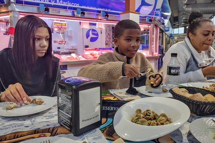 マルベーリャの味覚と市場の小グループ ツアー