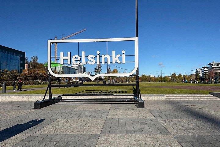 車でヘルシンキプライベートツアー＋ヴィシットポルヴォー中世の古い牽引車