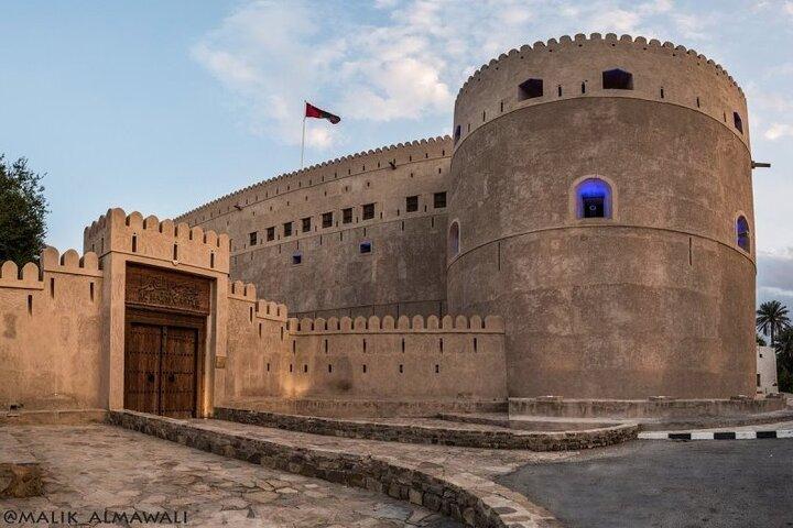 Privat dagstur till Wadi Al Hoqain och Al Hazm Castle