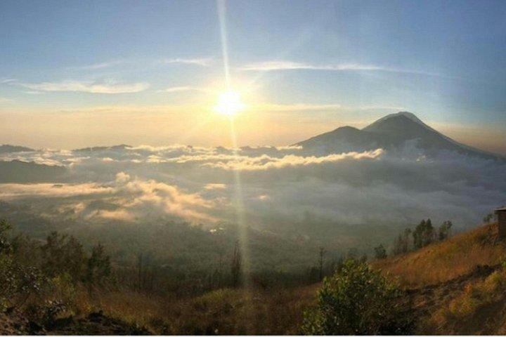 バリ島：ガイド付きプライベート バトゥール山サンライズ トレッキング