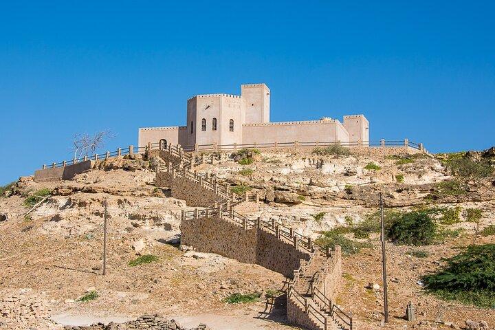 Excursão privada de dia inteiro combinada a leste e oeste de Salalah