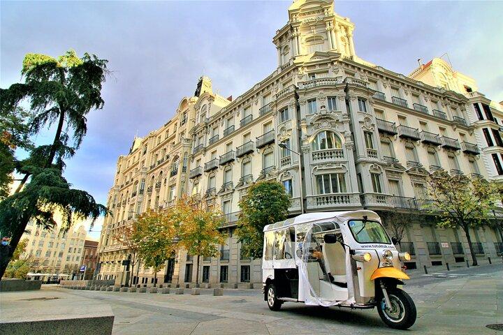 Tour durch das historische und moderne Madrid mit Führer im gelben Tuk Tuk