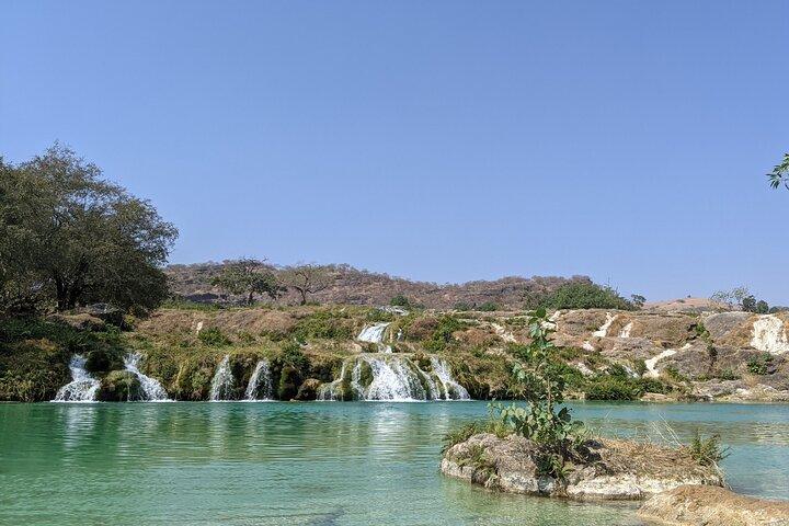 Excursão privada de dia inteiro combinada a leste e oeste de Salalah