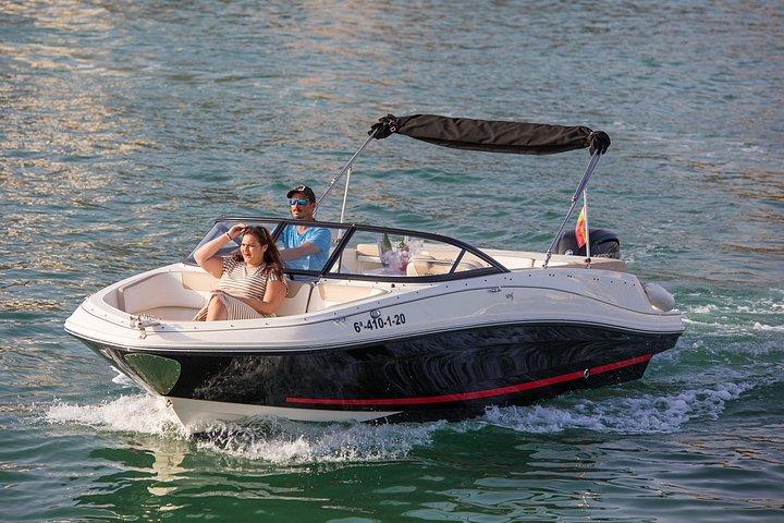 マルベーリャ湾を巡るボートツアー Bayliner VR5