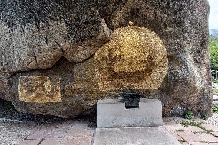 ブラーナ タワーへの日帰り旅行とイシク アタの滝と温泉へのハイキング