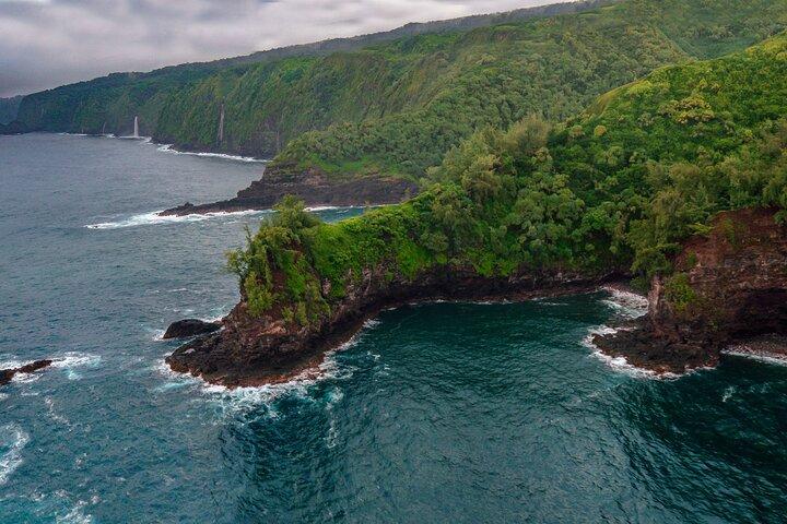 マウイ島とモロカイ島の壮大な景色と特別着陸ヘリコプターツアー