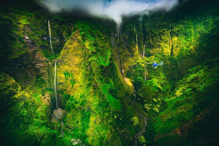マウイ島とモロカイ島の壮大な景色と特別着陸ヘリコプターツアー