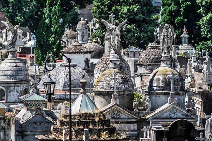 Recorrido a pie por el cementerio de la Recoleta