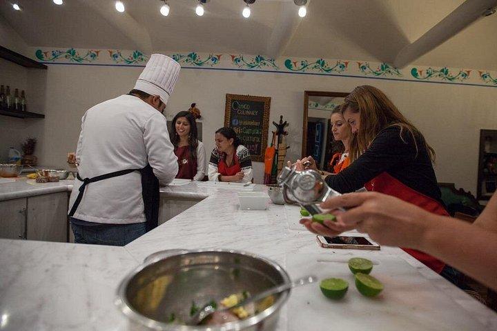 Mercado local y clase de cocina peruana con Pisco Sour en Cusco