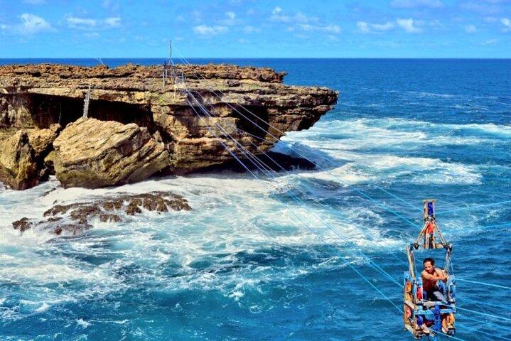 Excursión de un día a Yogyakarta Cueva de Jomblang y playa de Timang
