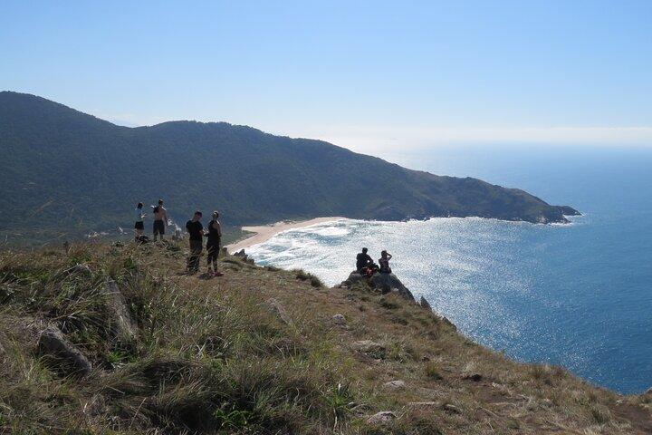 Sentier à travers Lagoinha do Leste à Florianópolis
