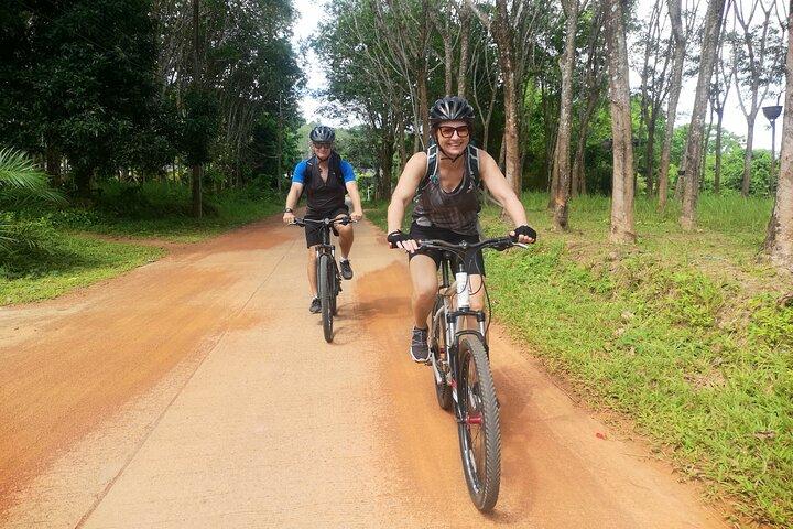 Tour de medio día en bicicleta por el campo en grupos pequeños en Phuket