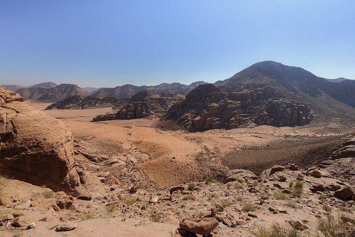 ヨルダンの最高峰、ウンム・アド・ダミへのハイキングと食事と滞在