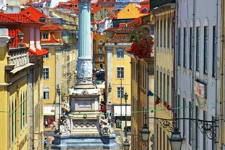 Tour in Lisbon, meet locals and monuments.