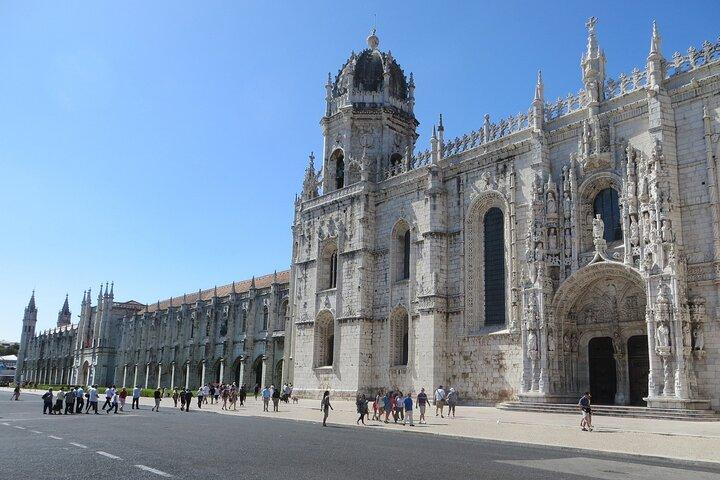 Tour in Lisbon, meet locals and monuments.
