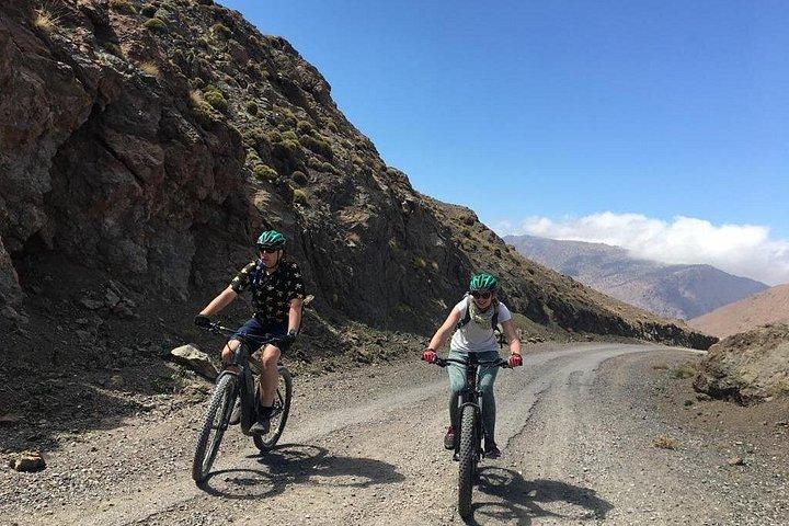 地元の昼食付きのアトラス山脈での終日電動自転車ツアー