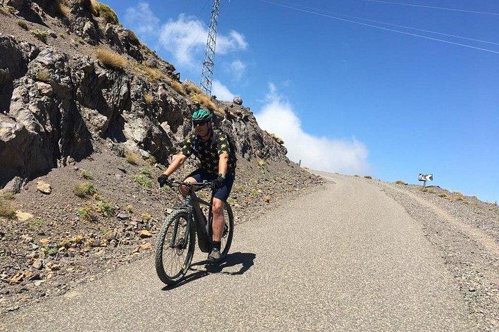 地元の昼食付きのアトラス山脈での終日電動自転車ツアー