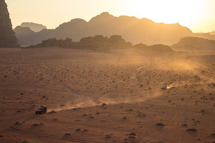 ワディ ラム 1 泊 3 時間小グループ シーニック デザート 4WD
