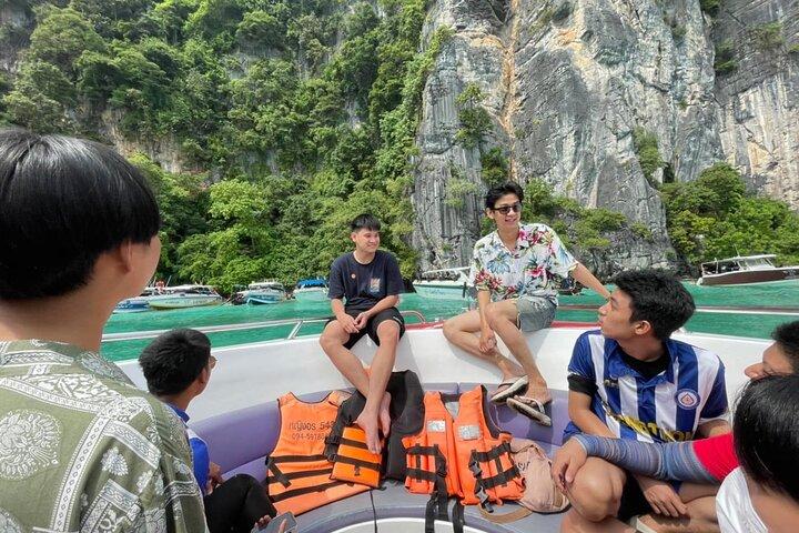 Excursión de un día de aventura a la isla Phi Phi desde Phuket en lancha rápida/catamarán