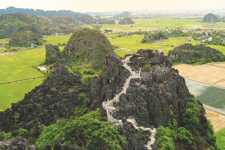 ハノイ発ニンビン 1 日ツアー (9 名からなる少人数グループ) ガイド付きツアー