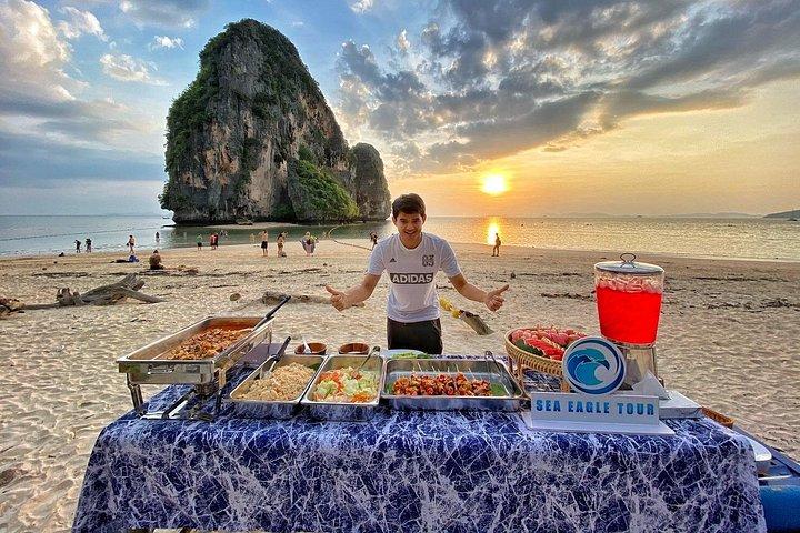 豪華なロングテール ボートで行く 4 つの島のサンセット ツアー (バーベキュー ディナー付き)