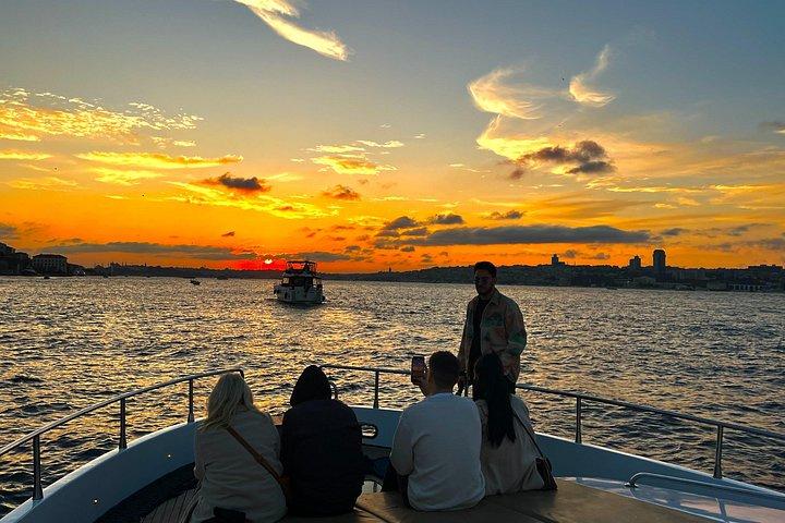Bosphorus Sunset Yacht Cruise with Snacks & Live Guide