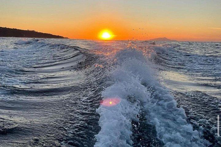 ファラリオーニ岩礁での夕日を眺めながらの昼と夜のカプリ島ツアー