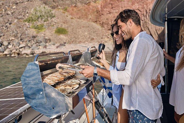 サントリーニオイア：BBQフィッシュ＆ドリンク付き小グループサンセットクルーズ