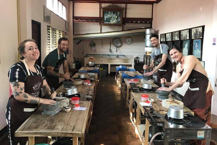 Thai madkultur og madlavningsteknikker fra vores have i Chiang Mai