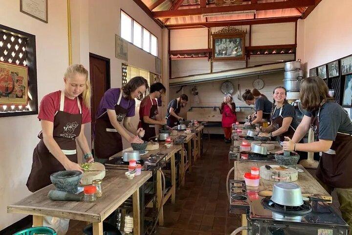 Thai madkultur og madlavningsteknikker fra vores have i Chiang Mai