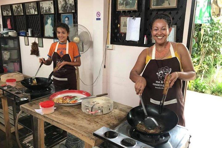 Thai madkultur og madlavningsteknikker fra vores have i Chiang Mai