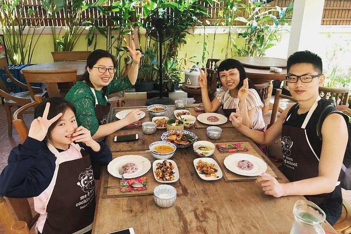 チェンマイの私たちの庭からのタイの食文化と調理技術