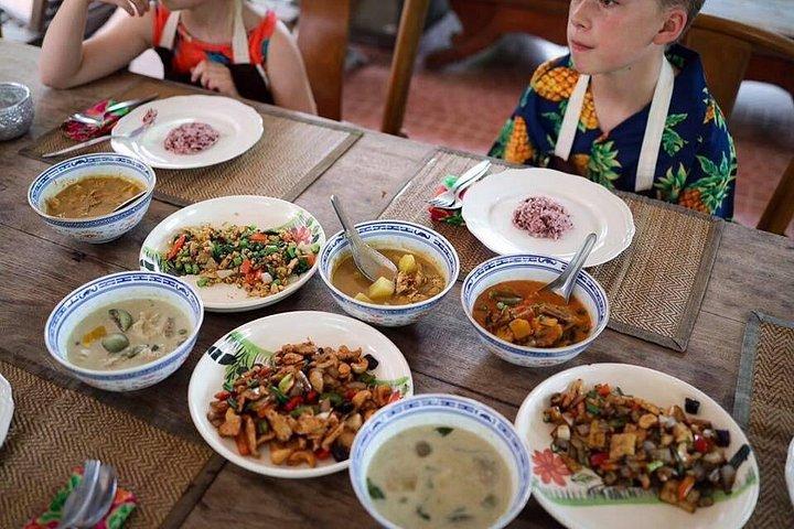 チェンマイの私たちの庭からのタイの食文化と調理技術