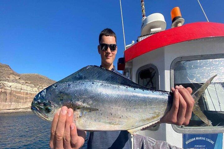 Pesca privada en alta mar por la mañana