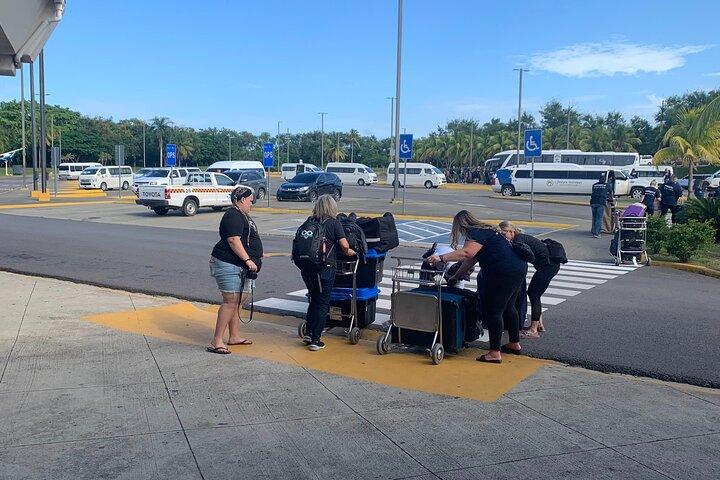キャバレーからプエルトプラタ空港へのプリバード送迎