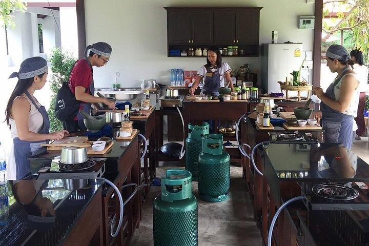Aften madlavningskursus i traditionel pavillon med smuk have - Chiang Mai