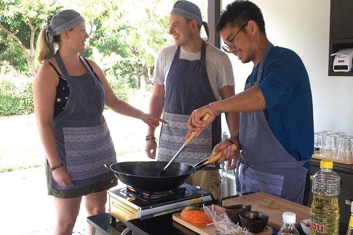 チェンマイ：オーガニックファーム小グループ料理教室（送迎付き）