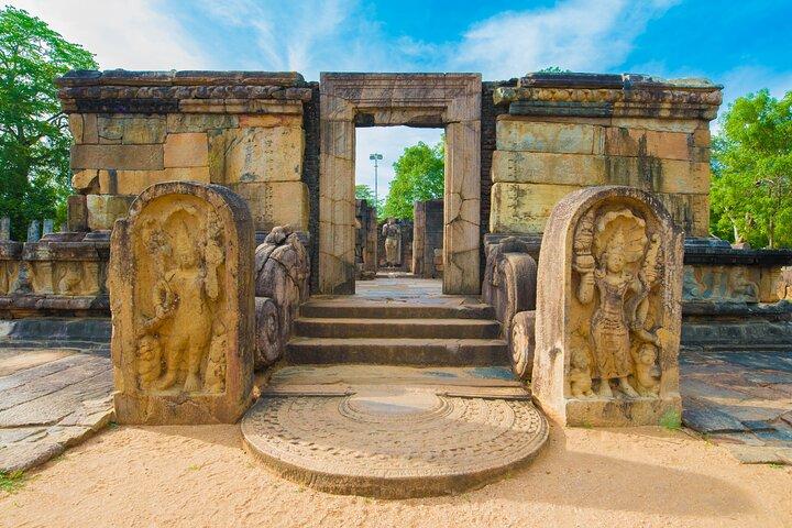 コロンボ発、ポロンナルワ古代都市のプライベートガイド付きツアー