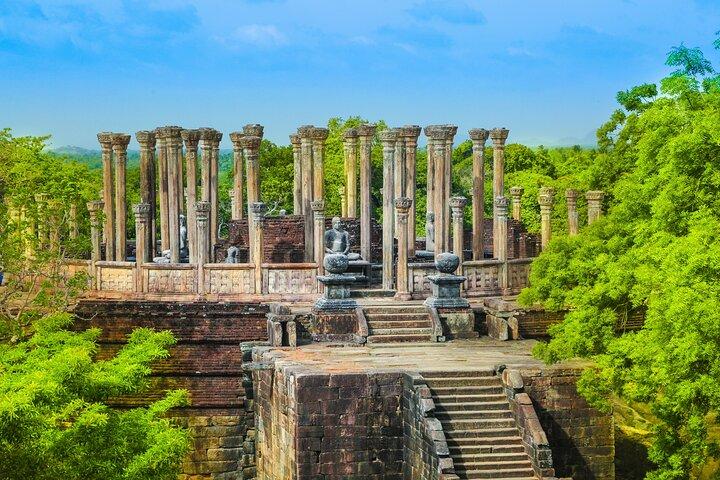 コロンボ発、ポロンナルワ古代都市のプライベートガイド付きツアー