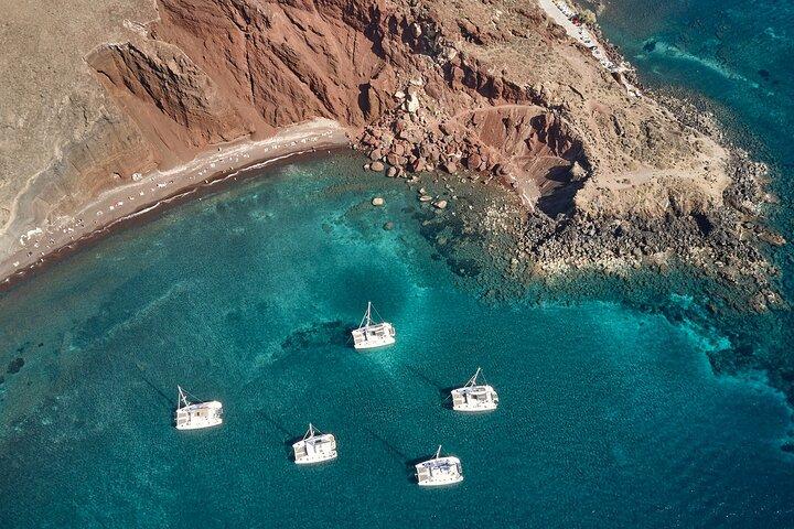 サントリーニオイア：新鮮な魚のBBQ＆ドリンク付きプライベートサンセットクルーズ