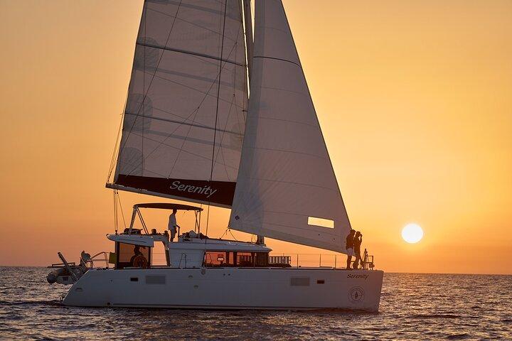 Santorini Oia : Crucero privado al atardecer con barbacoa de pescado fresco & bebidas