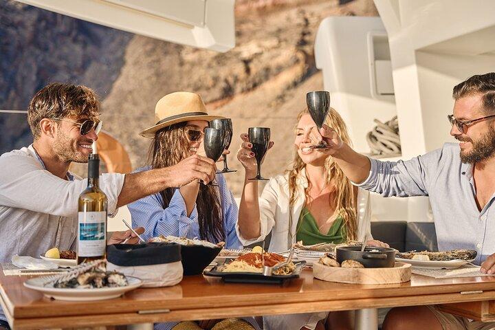 Santorini : Crucero privado en catamarán con barbacoa de pescado fresco & bebidas