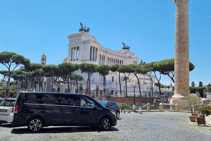 Roma destaca tour privado de un día en minivan Mercedes
