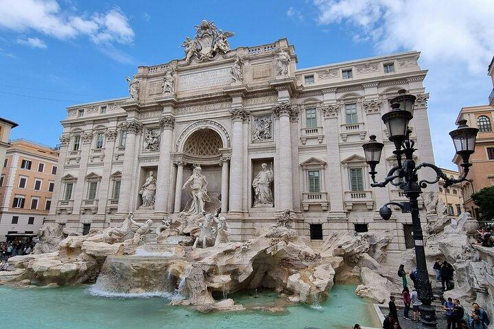 Roma destaca tour privado de un día en minivan Mercedes