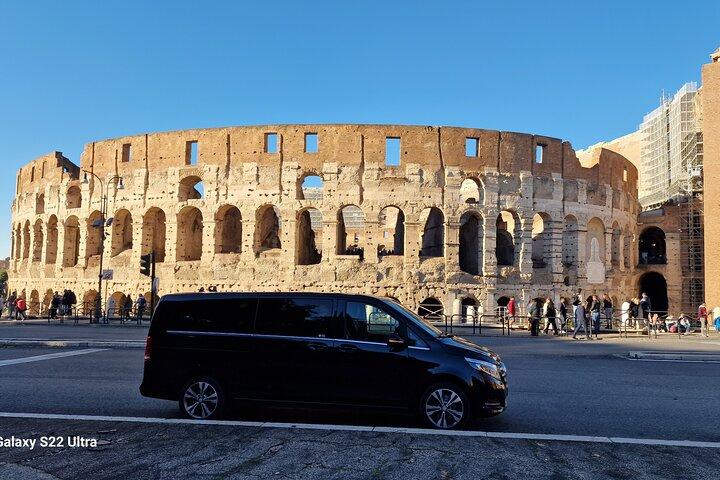 Roma destaca tour privado de un día en minivan Mercedes