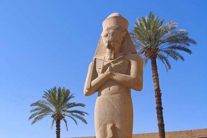 ハルガダ（王家の谷または女王家の谷）からビッグバスでルクソール