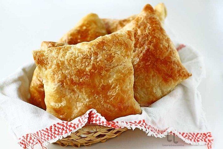 地元の食通と一緒にブカレストの地元の食べ物と歴史を巡るツアー