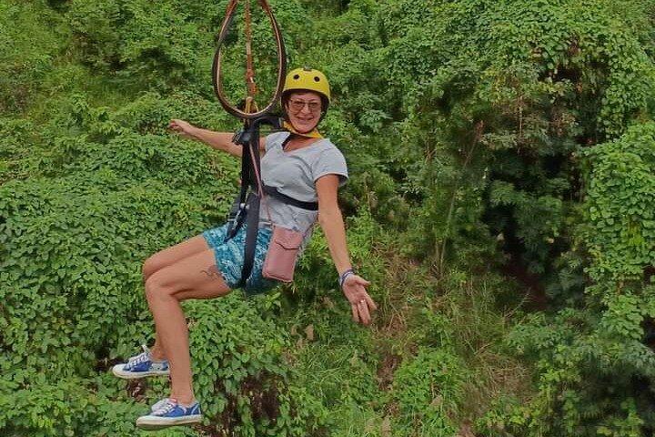 コング フォレストへのプライベート ツアーには、ATV とフライング ジップライン アクティビティが含まれます